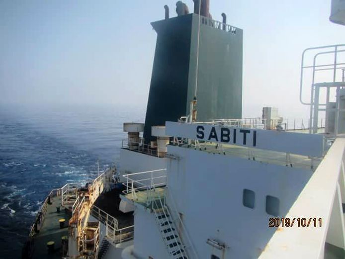 De Iraanse tanker Sabiti, die volgens Teheran in de Rode Zee getroffen werd door raketten.
