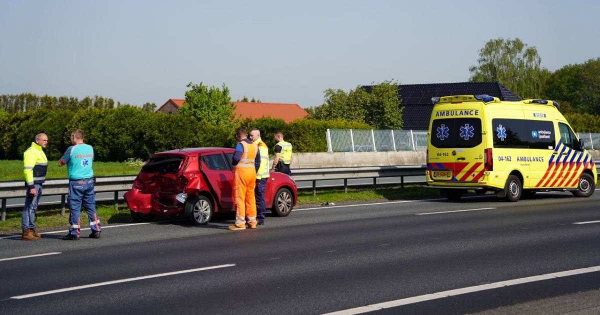 auto botst op boom • twee rijstroken A16 dicht na ongeluk.
