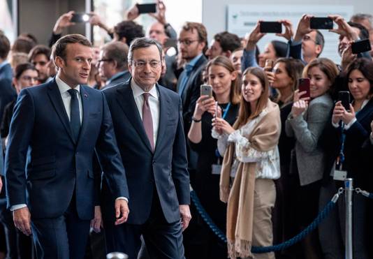Emmanuel Macron (L) en Mario Draghi (R) (archiefbeeld)