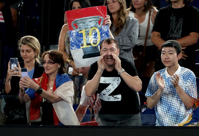 Зритель стоит перед сербским флагом и болеет за сербского теннисиста Новака Джоковича в футболке с буквой «Z», которая стала символом поддержки российского вторжения.  Изображение предоставлено ANP/EPA