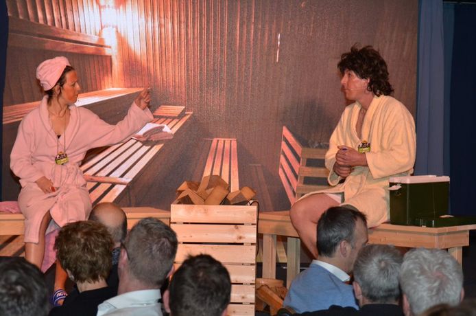 Een van de hoogtepunten van het gala was het optreden van Jorien Nolten en Gerald Ensink op Reimer. Als Naigel Gait en Piepen Trees zaten ze in een sauna en kletsen over koetjes en kalfjes, met om de paar zinnen prachtige grappen. Een voorbeeld: „Getrouwd wean is as oet ett'n goan met de kamereur. Ie besteld wat, totdaj zeet wat n anner hef en dan woj dat geern hebb'n.”