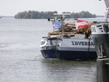 Twee schepen botsen op elkaar op de rivier, hulpdiensten rukken massaal uit