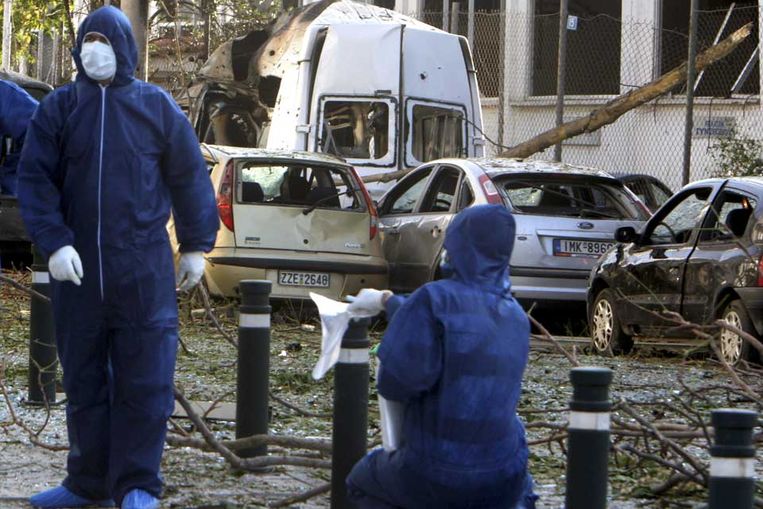 Onderzoekers op de plek in Athene waar de bom is ontploft. (AP) Beeld 