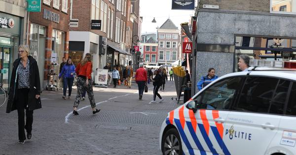 In Delft wordt actie ondernomen In Den Haag centrum kan je over hoofden lopen maar hier geen actie @POL_DenHaag en dat terwijl er vandaag 5 met het coronavirus besmette mensen zijn overleden In Delft een aantal dagen geen .