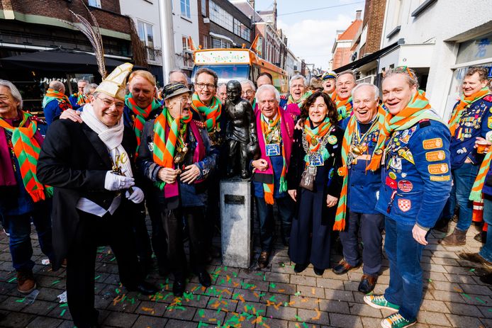 Groepsfoto: de oud-prinsen en loco-burgemeester Hendrickx bij het beeldje van de Kruikenzeiker.