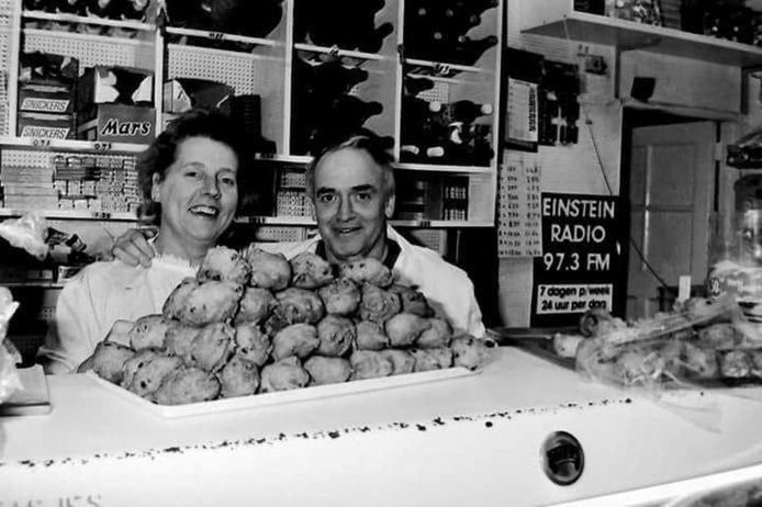 Monnie Valvekens samen met zijn vrouw Stientje Valvekens-de Jong in avondwinkel Holland-België.