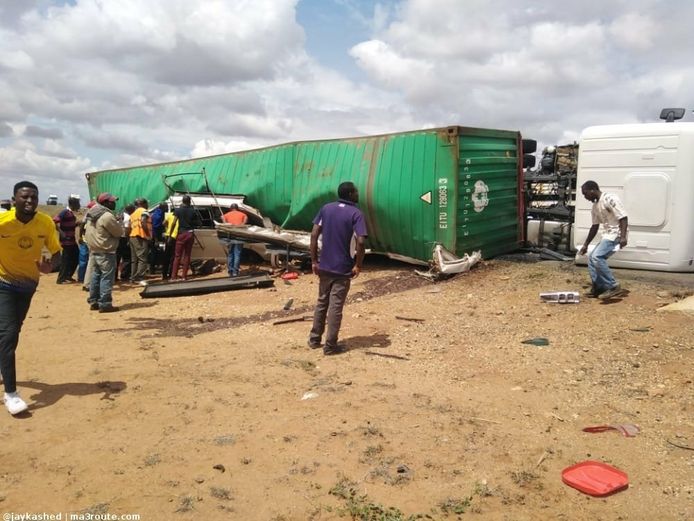 Bij een ongeval op de highway tussen Mombasa en Nairobi in Kenia vielen vrijdag vier doden: drie Belgen en de Keniaanse chauffeur van het minibusje dat verpletterd werd door een container.