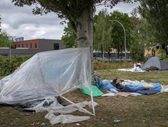 Opnieuw moeten zo’n 300 asielzoekers buiten slapen bij Nederlands aanmeldcentrum Ter Apel