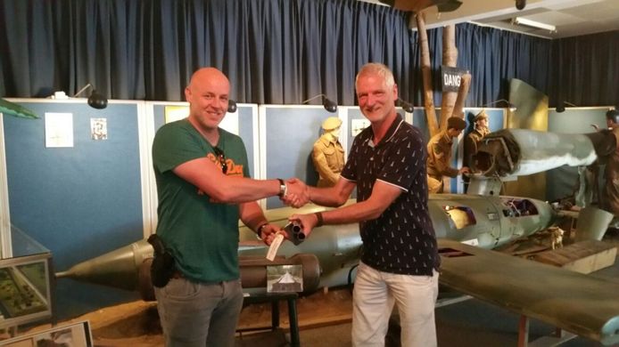 Bestuurslid Michel Ronden (rechts) en René Smit van de politie Groningen.