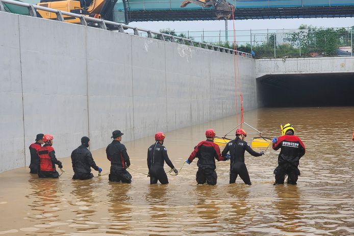 Reddingswerkers zoeken naar overlevenden in een ondergelopen tunnel in Cheongju, Zuid-Korea.