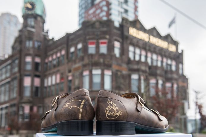 Het ontwerp van het schoeisel is gebaseerd op de bruine kleur van het gebouw van Hotel New York.