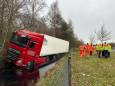 Vrachtwagen rijdt de sloot in langs de A2, afrit Boxtel-Noord nog uren dicht