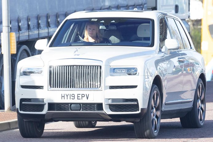 Haaland nella sua Rolls Royce Cullinan bianca.