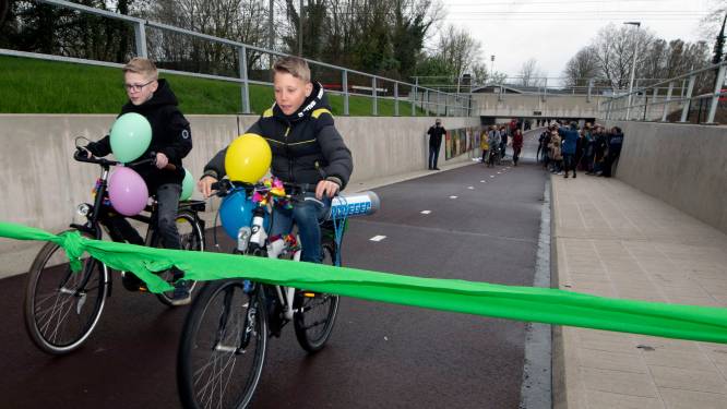 Tocht door nieuwe fietstunnel in Olst is dankzij Marina, Cas en Matthias kleurrijke reis door de tijd