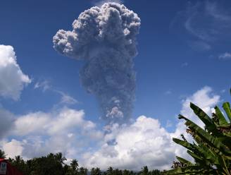 KIJK. Vulkaan barst opnieuw uit in Indonesië: honderden mensen geëvacueerd