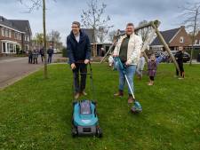 Buurt in IJsselmuiden wil zelf het gras wel maaien (met cadeautje van de wethouder)
