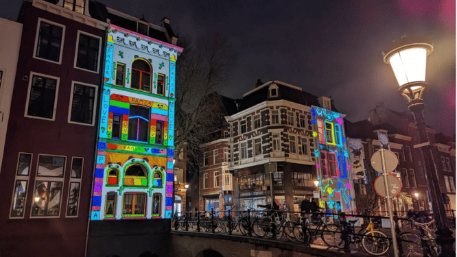 Kleur de Stad van start: bijna duizend tekeningen geprojecteerd op Utrechtse gebouwen