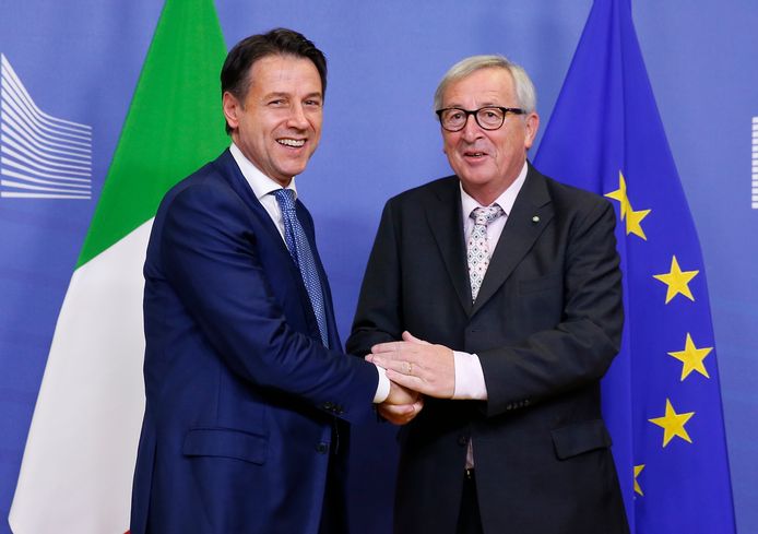 De Italiaanse premier Giuseppe Conte (links) wordt begroet door de voorzitter van de Europese Commissie, Jean-Claude Juncker.