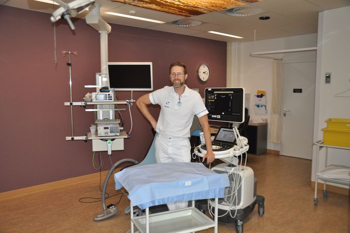 Uroloog Olaf Vrooman van Rijnstate in Arnhem in de behandelkamer.