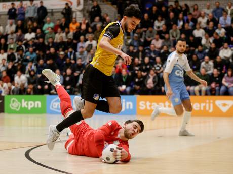 Ayoub Boukhari schiet met scherp bij zaalvoetballers FC Eindhoven; winst in eerste halve finale play-offs