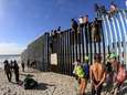 “Eén stap verwijderd van nieuw leven”: eerste honderden migranten uit de karavaan bereiken grens met VS
