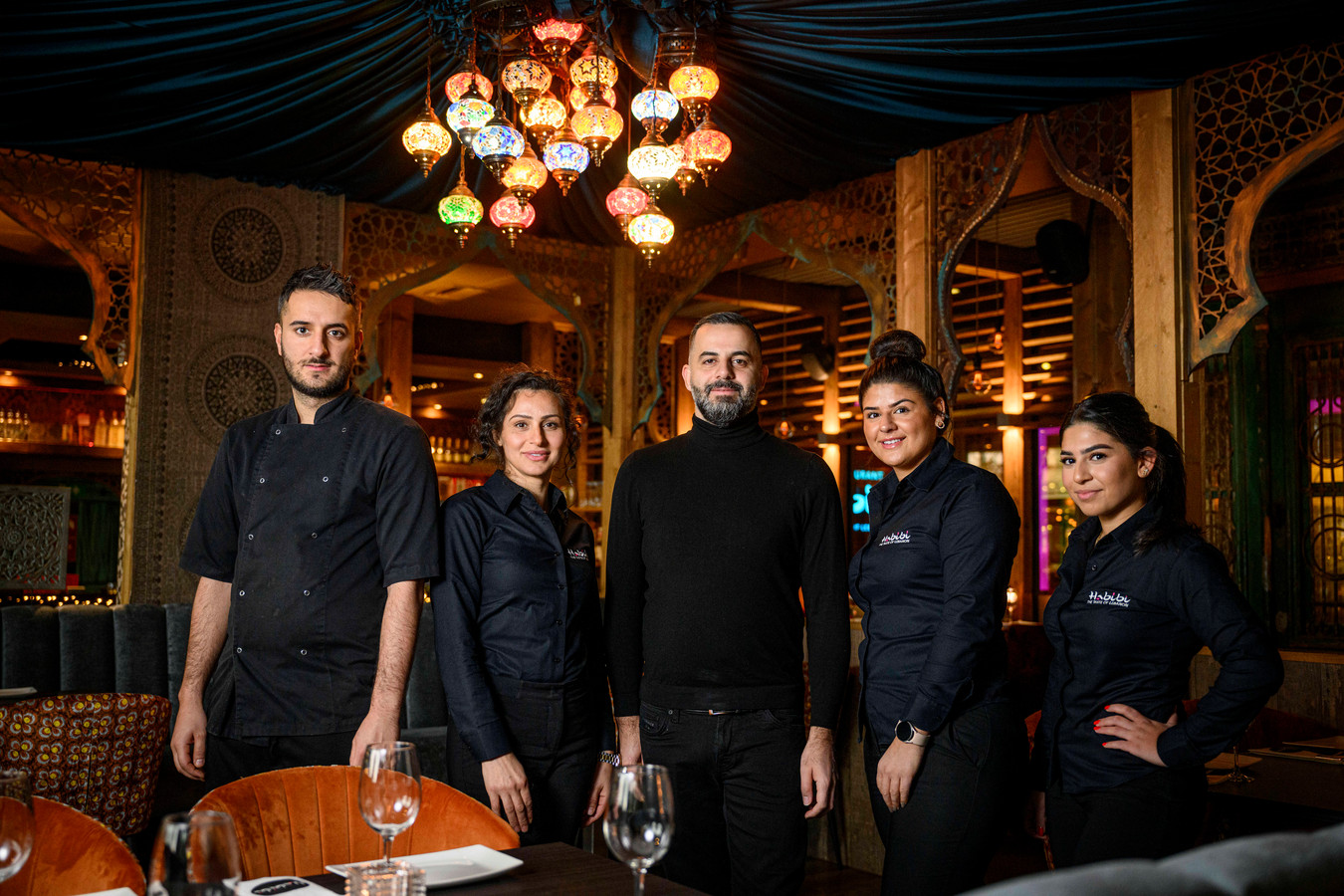 Raffi Mousa (35) opende in 2018 Libanees restaurant Habibi. Daarna volgden ook nog The FoodClub aan de Gronausestraat en The Sushi Foodclub in Haaksbergen. Vanaf links Rudy Mousa, Nelly Mousa, Raffi Mousa, Wergin Joussef en Jennifer Ince.