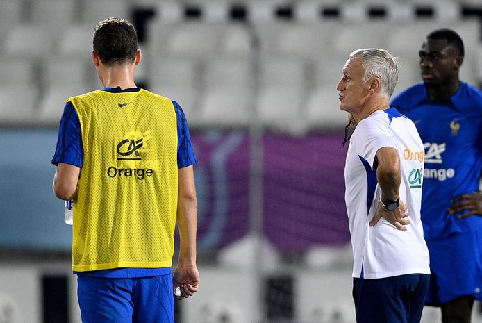 Deschamps op training in gesprek met Pavard.
