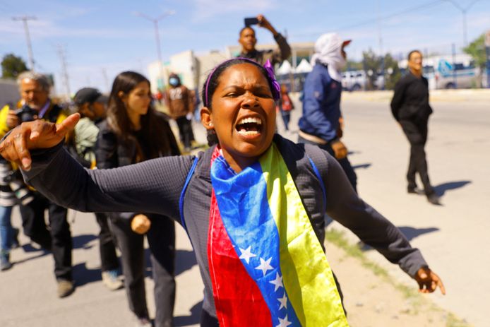 Een vrouw schreeuwt het uit als de Mexicaanse president Andres Manuel Lopéz Obrador vrijdag een bezoek brengt aan het detentiecentrum in Ciudad Juárez.