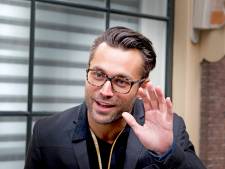 Jan Kooijman scheurt uit jeans tijdens dans in Oekraïne