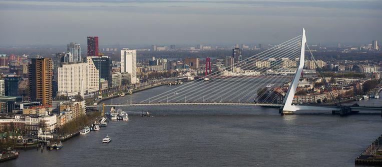 Luchtfoto van de skyline van Rotterdam aan de Kop van Zuid met onder andere de Erasmusbrug. Beeld anp