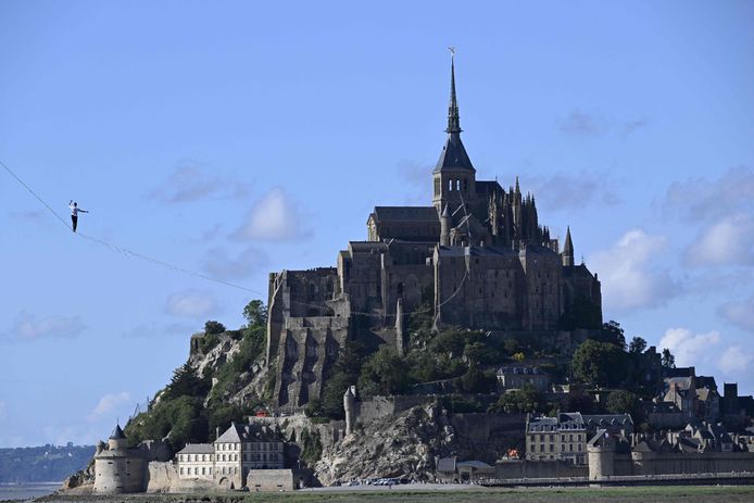 De Franse koorddanser Nathan Paulin loopt op een slackline naar de abdij op Mont Saint-Michel, in het noordwesten van Frankrijk.