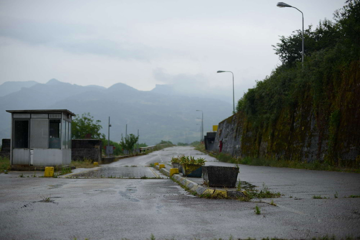 De verlaten ingang van wat ooit kamp Celebici was. Beeld Nenad Vukosavljević