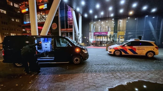 De politie is aanwezig bij het Mercure Hotel om onderzoek te doen naar het incident.