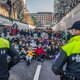 Politie arresteert honderden demonstranten die A12 blokkeren: ‘Opkomst stuk groter dan bij eerdere demonstraties’