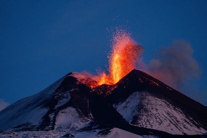 Wanneer twee tegengestelde natuurfenomenen elkaar ontmoeten: prachtige beelden van besneeuwde Etna die vuur spuwt.