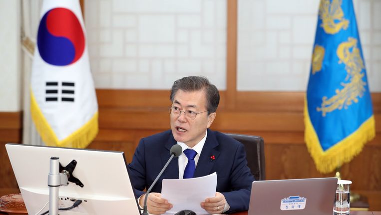 De Zuid-Koreaanse president Moon Jae-in spreekt op de eerste kabinetsvergadering van 2018 in Seoul. Beeld epa