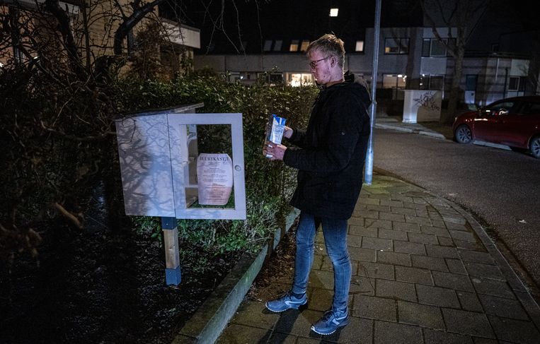 Patrick van Baalen bij een plek waar buurtbewoners eten achterlaten voor minima. Beeld Koen Verheijden