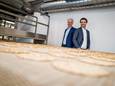 Pieter en Steven (r.) Heijs in de productieruimte van de bakkerij.