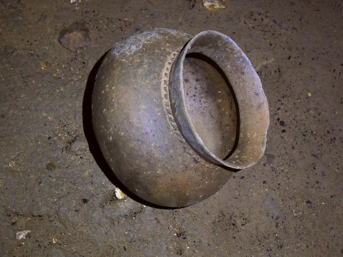 Er zouden al lichamelijke resten van zo’n tiental mensen ontdekt zijn. Ook vermoeden de speleologen dat mensen echt leefden in de grot. Er werden restanten van aardewerken potten en zelfs vuur ontdekt.