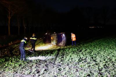 Automobilist gaat ervandoor nadat hij met zijn auto in het weiland belandt in Westerbeek