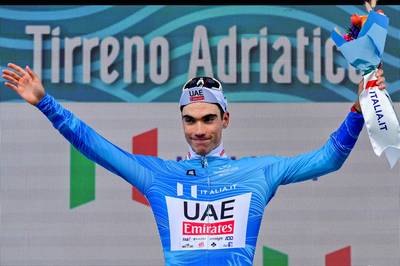 UITSLAGEN EN KLASSEMENT. Ayuso wint openingstijdrit Tirreno-Adriatico nipt van Ganna en is eerste leider