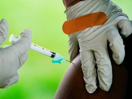 Plus besoin de vaccin anti-Covid pour les adultes en bonne santé, estime l’OMS