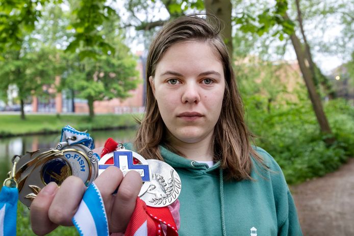 Bij een inbraak in haar kamer in studentencomplex Duivendaal zijn tachtig medailles van de Wageningse Frederieke Slager gestolen. Ze won de medailles tijdens haar carrière als synchroonzwemster. Vier medailles vond ze later terug in de bosjes bij de Stadsgracht.