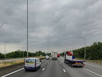 Half uur file op E17 richting Gent vanaf Lokeren: rijstrook versperd ter hoogte van Beervelde