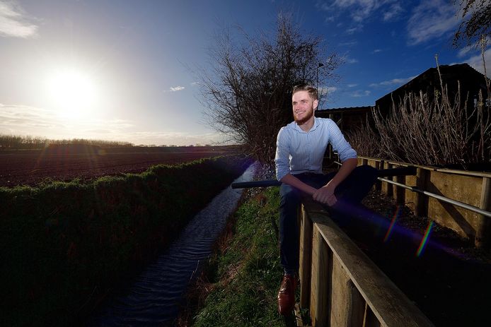 Aron op zijn favoriete plek: ,,Als ik het druk heb, kan ik in de achtertuin relaxen met een biertje.''