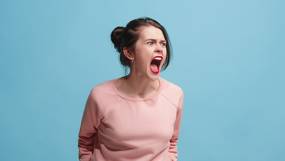 Last van ‘pandemirritatie’? Hoe we een korter lontje krijgen door corona. “De aanslepende stress verandert ons brein”