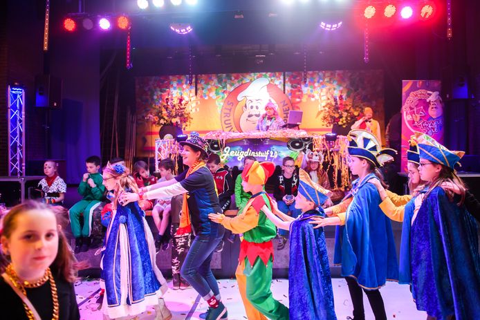-Ze waren in Stuivenlaand al helemaal voorbereid op een digitaal carnaval, net als vorig jaar, dus was Studio Struif weer opgetuigd. Dit keer staat de studio echter wel in het eigen Alphen, in C.C. Den Heuvel. De uitzendingen van Studio Struif gaan ondanks de versoepelingen gewoon door. Extra gezellig voor de radiomakers dat er nu ook live gefeest kan worden in het culturele centrum terwijl zij uitzendingen verzorgen voor de thuisblijver.