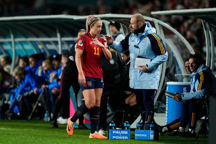 Een kwade sterspeelster Alexia Putellas negeerde tijdens haar vervanging in de halve finale tegen Zweden haar coach.