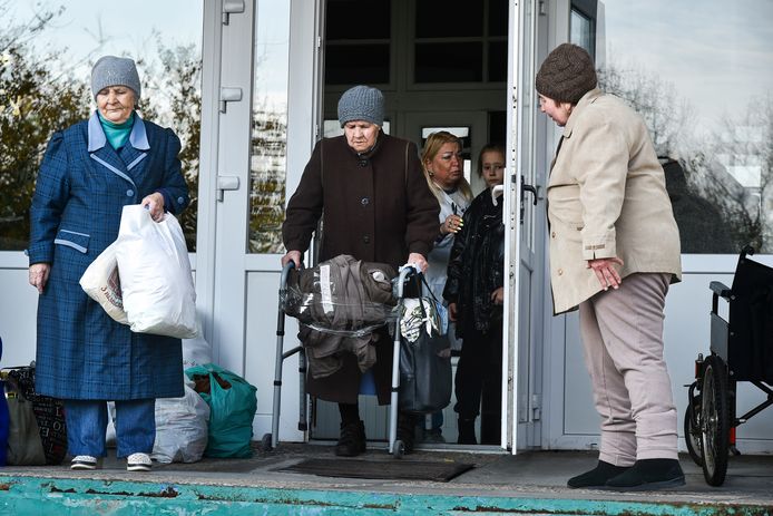 Vrouwen uit een bejaardentehuis geven gehoor aan de oproep om te evacueren in Cherson.
