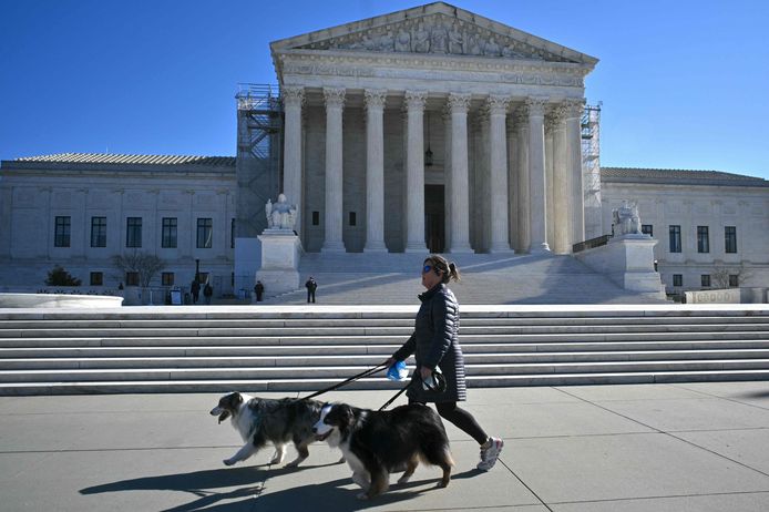 Una donna cammina davanti al palazzo della Corte Suprema a Washington.